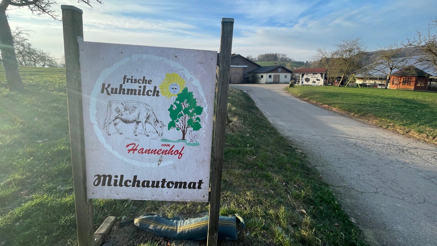 Auf dem Hannenhof bei Wiersdorf gibt es seit sieben Jahren eine Milchtankstelle.