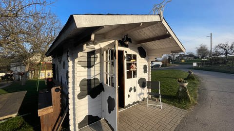 Die Milchtankstelle der Theisens ist mit ihren schwarz-weißen Kuhflecken in Wiersdorf kaum zu übersehen. 