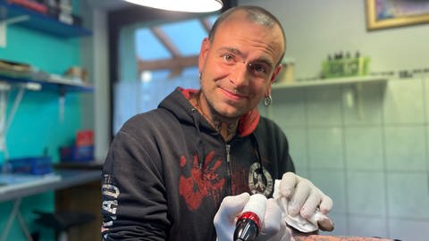 Tattoo in Idar-Oberstein - Tätowierer Max Mirus bei der Arbeit