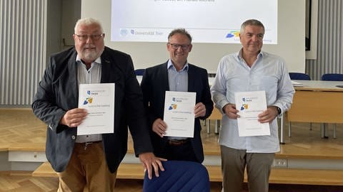 Haben die Long Covid-Studie vorgestellt: Harald Michels, Leiter des Gesundheitsamtes Trier, Landrat Stefan Metzdorf (SPD) und Prof. Rüdiger Jacob von der Universität Trier