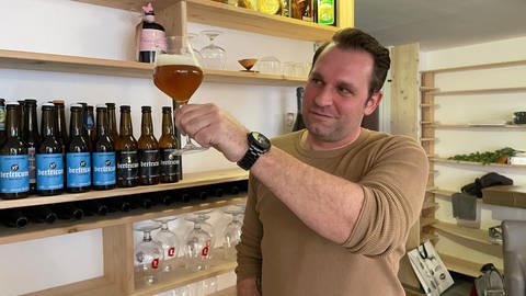 Myrec Kaufmann mit einem Bierglas