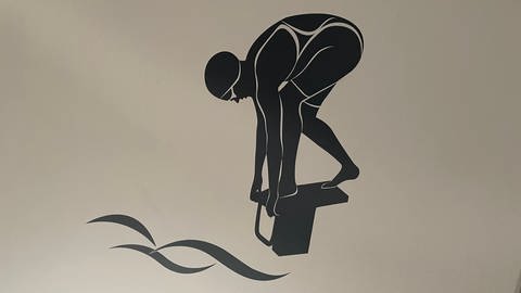 Das Wandbild zeigt eine Schwimmerin, ein Hobby von Tilly. 