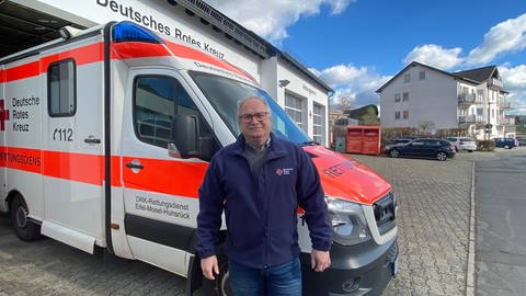 Jan-Christoph Czichy, Geschäftsführer des DRK-Rettungsdienstes Eifel-Mosel-Hunsrück, vor einem Rettungswagen.