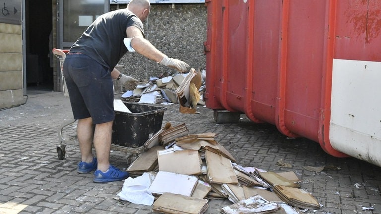 Akten, die im Keller des Krankenhauses in Trier-Ehrang standen, müssen nach dem Hochwasser entsorgt werden