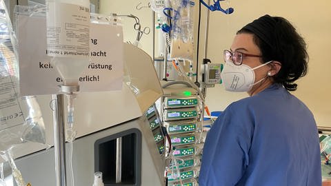 Station 22 - Arbeit auf der Intensivstation des Klinikums Idar-Oberstein - Schwester Steffi kontrolliert Infusionen und Medikamente in einem Patientenzimmer
