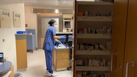 Station 22 - Arbeit auf der Intensivstation des Klinikums Idar-Oberstein  - Medikamente zählen im Medikamentenraum