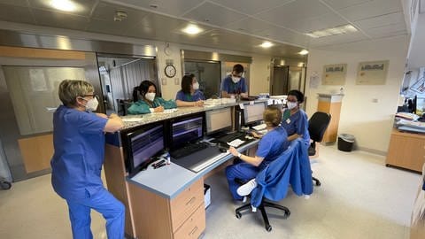 Die Mitarbeiterinnen und Mitarbeiter von Früh- und Spätschicht während ihrer Übergabe auf der Intensivstation 22 am Klinikum Idar-Oberstein.
