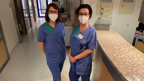 Station 22 - Arbeit auf der Intensivstation des Klinikums Idar-Oberstein - SWR Reporterin Jana Hausmann (links) und Intensivkrankenschwester Stefanie Gessner (rechts) freuen sich auf ihren Feierabend. 