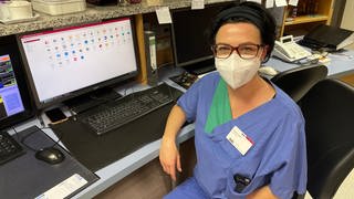 Intensivkrankenschwester Stefanie Gessner sitzt vor einem Monitor auf der Station 22 im Klinikum Idar-Oberstein.