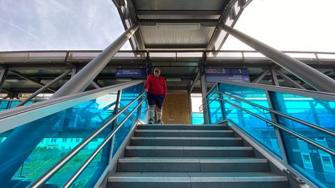 Steil, steiler, Bahnhof Gerolstein: Für gehbehinderte Menschen wie Wolfgang Scheibe, aber auch für Menschen mit Gepäck, schweren E-Bikes oder Kinderwagen sind die Treppen zu den Gleisen 2 und 3 eine Herausforderung.