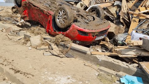 Nadine sagt, was sie als erstes verloren hat, waren ihre Waschmaschine, ihr Wäschetrockner und ihr Auto.