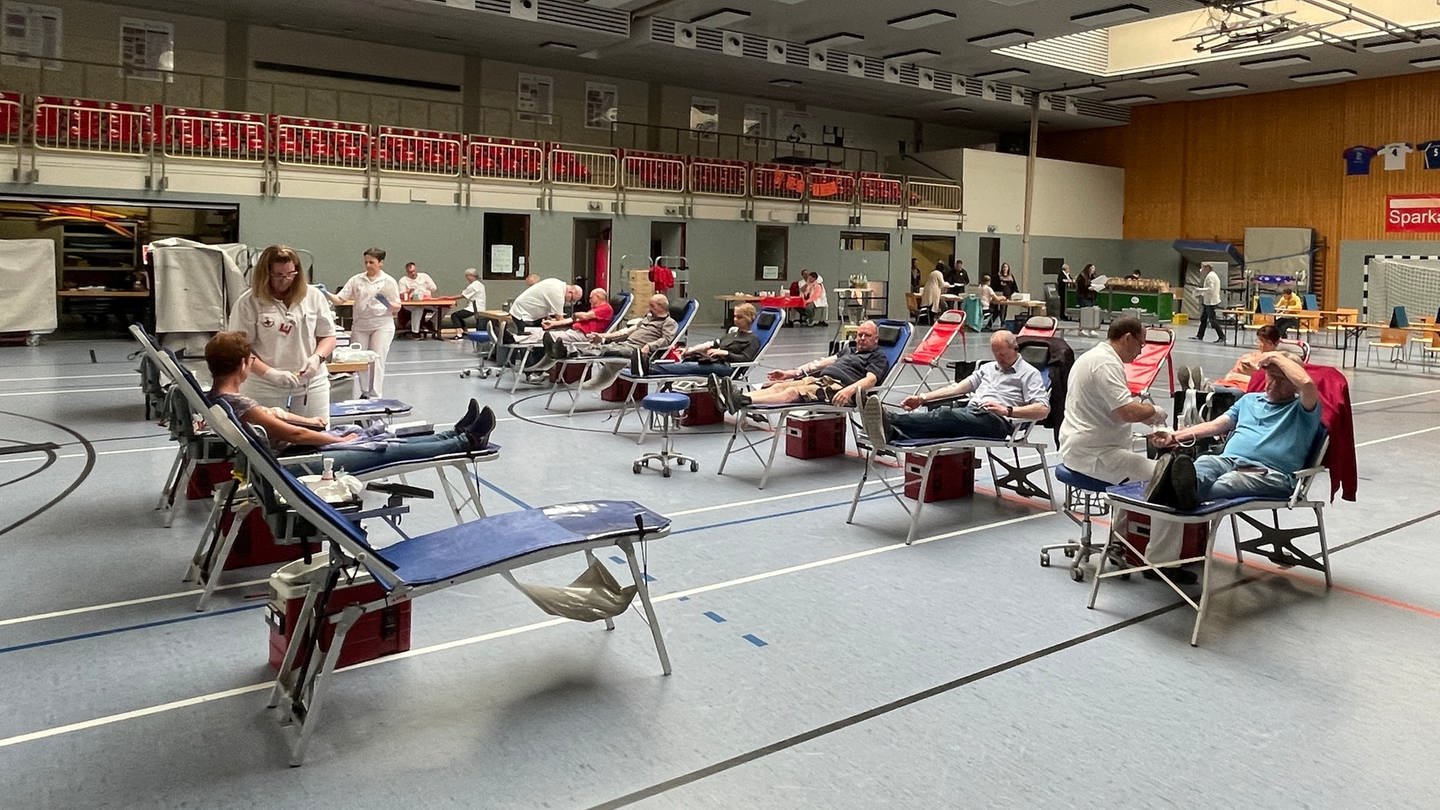 Mehrere Menschen sind dabei bei der Blutspendeaktion in Igel nahe Trier.
