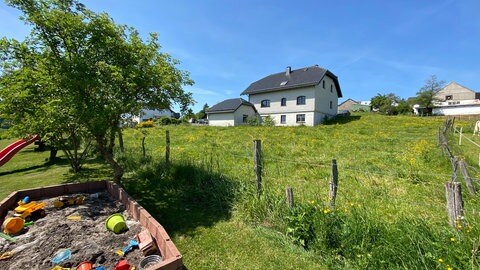 Auf der Wiese hinter Marks Haus wollen Nadine und Mark zwei Bungalows als Ferienwohnungen bauen.