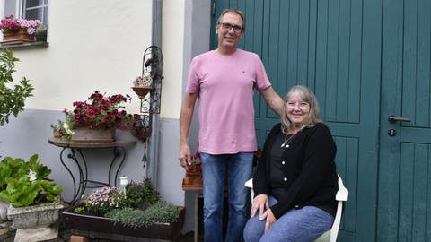 Claudia und Arne Konder-Michelot aus Mehring in ihrem blühenden Vorgarten.