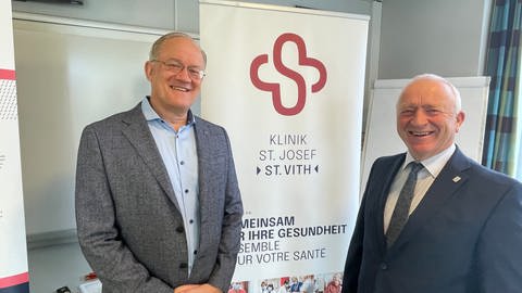 Wollen die Zusammenarbeit der Kliniken in ihren Gemeinden weiter vorantreiben: Herbert Grommes, Bürgermeister von St. Vith (links), und Aloysius Söhngen, Bürgermeister von Prüm. 