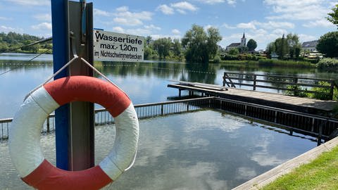 Bevor es schnell steil bis auf 21 Meter hinuntergeht, ist das Maar noch flach, sodass auch ein Nichtschwimmerbecken abgegrenzt werden kann. Vom Steg im Hintergrund gelangt man in den Badebereich.