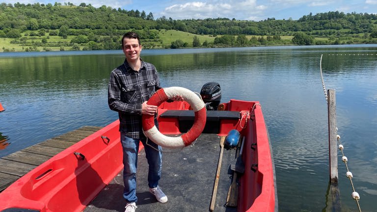 Nils Jungen von der DLRG Schalkenmehren-Mehren hat eigens den Bootsführerschein gemacht, um mit dem Rettungsboot aufs Maar zu fahren. Als Ehrenamtler kann er dennoch nicht dafür garantieren, dass immer eine Badeaufsicht am Freibad ist.