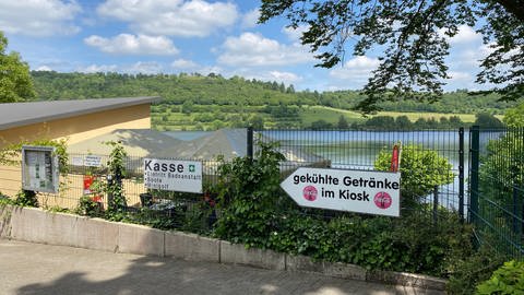Das Freibad in Schalkenmehren bietet viele Einrichtungen zum Baden und um die Freizeit zu genießen - aber kann es diesen Sommer an jedem warmen Tag aufmachen?