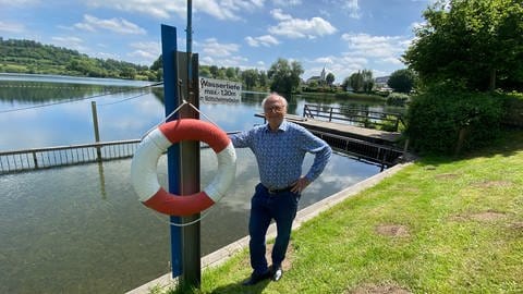 Schalkenmehrens Ortsbürgermeister Peter Hartogh hofft, dass die Ideen der Gemeinde, um doch eine Freibadsaison zu garantieren, erfolgreich sind.