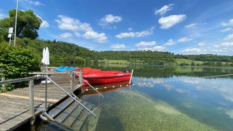 Auch Boote gehören zum Angebot des Freibads, um sich im klaren Wasser des Schalkenmehrener Maars die Zeit zu vertreiben.