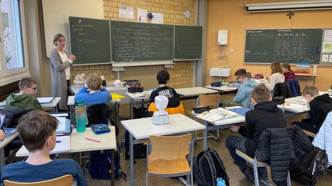 Der Roboter auf dem Tisch in der Schulklasse ist für Belas Lehrer und Mitschüler mittlerweile ganz normal.