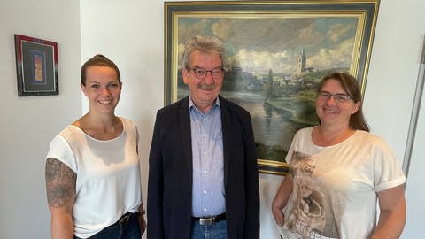 Bürgermeister Alfred Steimers hat sich mit seinen Mitarbeiterinnen Lisa Unzen (links) und Tanja Schug (rechts) für die kommunale Praxis in Ulmen eingesetzt. 
