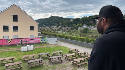 Die große Leinwand fehlt noch: Auf einer Wiese am Zurlaubener Ufer in Trier werden ab Freitag die Spiele der Fußball-EM übertragen.