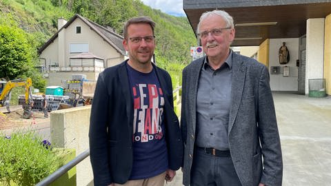 Alexander Schaal von der Verbandsgemeinde Südeifel und der Stadtbürgermeister Lothar Fallis kümmern sich um das Gesundheitszentrum in Neuerburg - und somit auch um die neue Praxis. 
