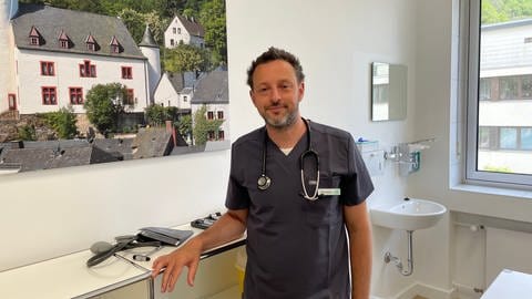 Die Familie des Arztes Philip Decker ist froh, dass der 44-Jährige an zwei Tagen in der Woche zuhause in Bonn ist. 