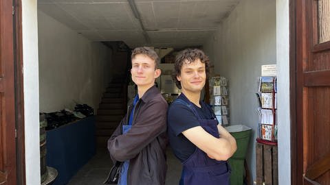 Die Studenten Paul Hallmanns und Jakob Kramp aus Wiltingen an der Saar reparieren und sammeln alte Schreibmaschinen.