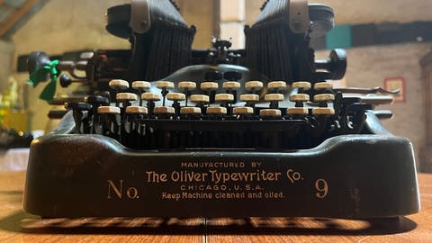 Die Studenten Paul Hallmanns und Jakob Kramp aus Wiltingen an der Saar reparieren und sammeln alte Schreibmaschinen. Die Scheibmaschine aus den USA ist mehr als 100 Jahre alt. Baujahr um 1900. 