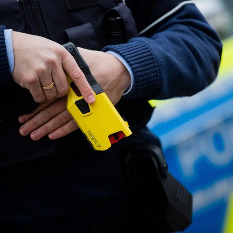 Bei einer Verkehrskontrolle in Bollendorf an der Sauer hat die Polizei am Sonntag einen Elektroschocker eingesetzt.