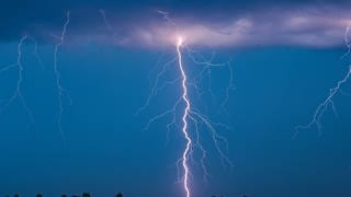 Blitze am Himmel - Der Deutsche Wetterdienst rechnet heute mit Starkregen, Hagel und Sturmböen in der Region Trier.