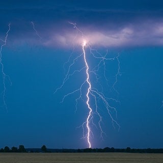 Blitze am Himmel - Der Deutsche Wetterdienst rechnet heute mit Starkregen, Hagel und Sturmböen in der Region Trier.