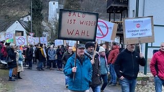 Bürger protestieren in Michelbach gegen die Pläne des Vulkaneifelkreises ein Hotel im Ort als Unterkunft für Flüchtlinge zu nutzen.