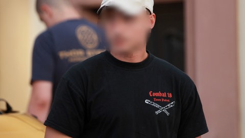 Einer der Beschuldigten im Verfahren der Generalstaatsanwaltschaft Koblenz zeigte sich schon vor Jahren mit einem T-Shirt mit dem Schriftzug „Combat 18“. 