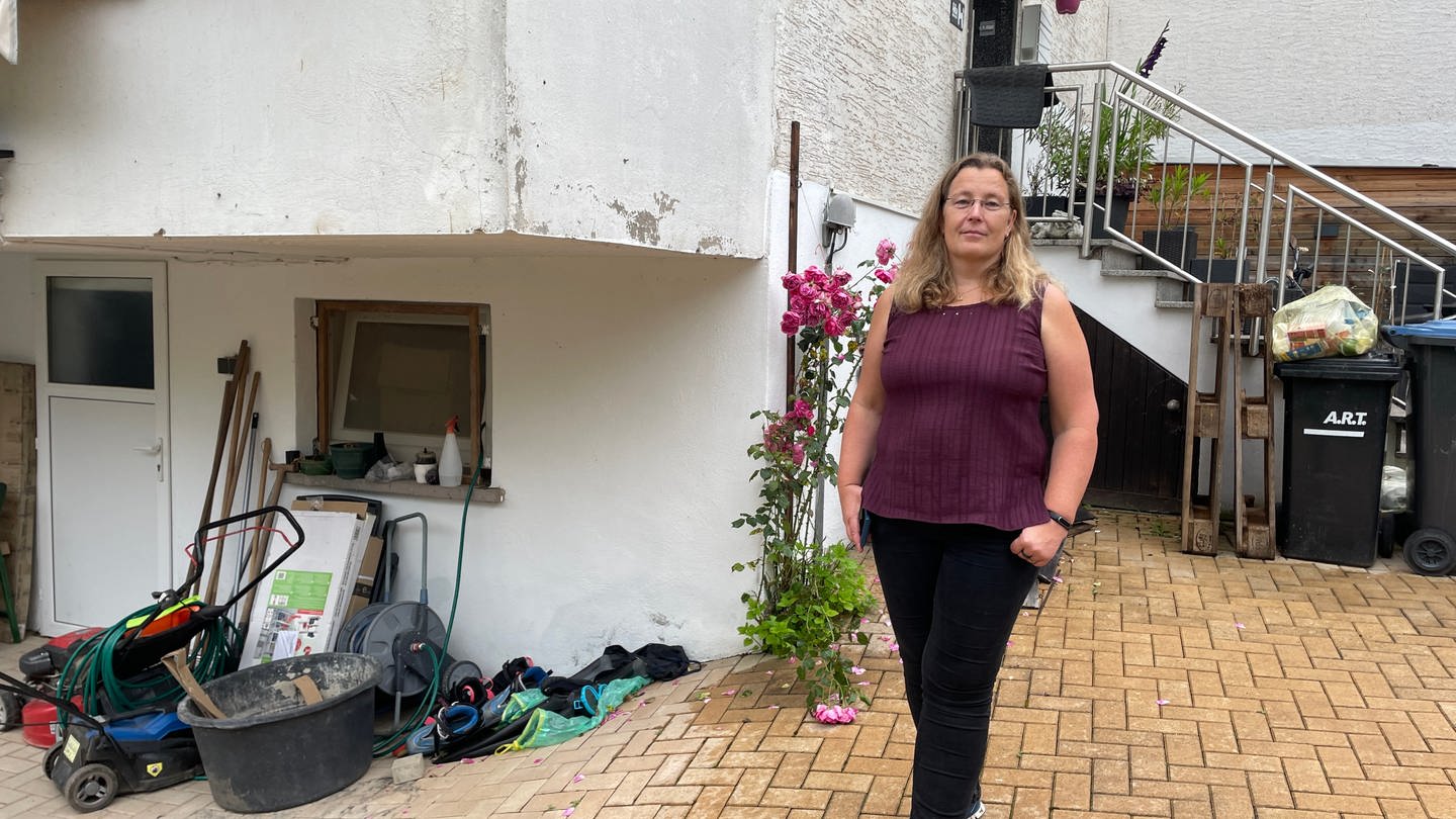 Anne-Kathrin Justen hat vor drei Jahren ein Haus in Trier-Ruwer gekauft. Am Pfingstwochende stand das Wasser in ihrem Keller. Eine Versicherung gegen Elementarschäden ist ihr mit 400€ im Monat deutlich zu teuer.