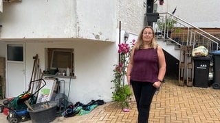 Anne-Kathrin Justen hat vor drei Jahren ein Haus in Trier-Ruwer gekauft. Am Pfingstwochende stand das Wasser in ihrem Keller. Eine Versicherung gegen Elementarschäden ist ihr mit 400€ im Monat deutlich zu teuer.