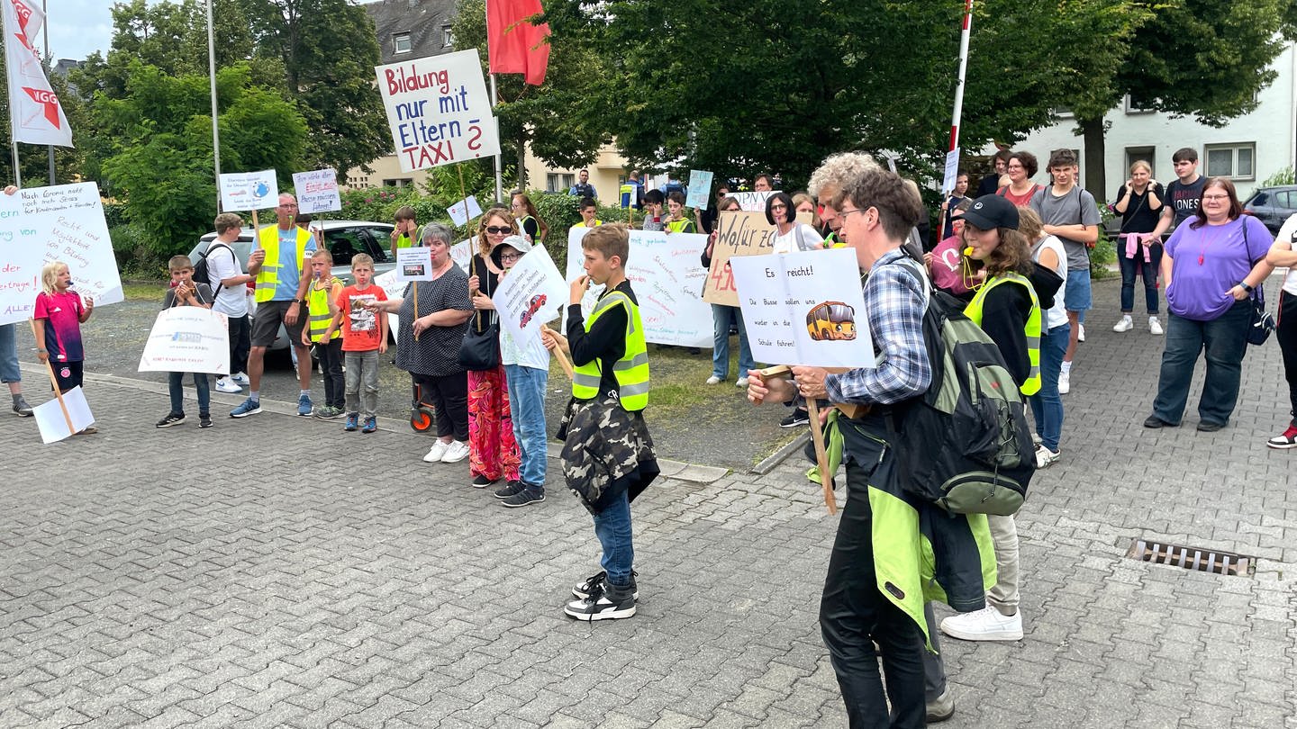 In Trier demonstrieren Eltern für verlässlichere Schulbusse.