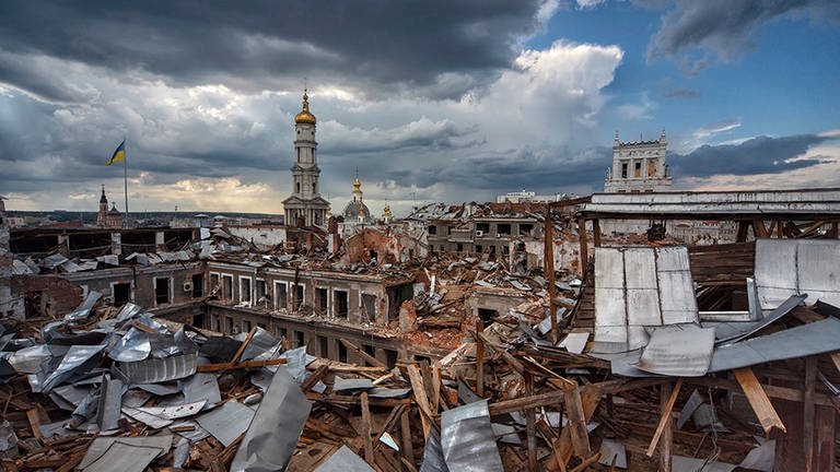 ... aber auch die Zerstörungen durch den Krieg. Olena Dolzhenkos Fotos haben trotz des Schreckens auch etwas Künstlerisches.