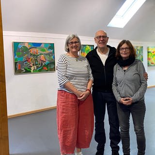Heike Plein (links), Peter Niemann (Mitte) und Birgit Wagner (rechts) blicken auf ein erfolgreiches erstes Jahr ihrer Kulturinitiative Hillesheim zurück.