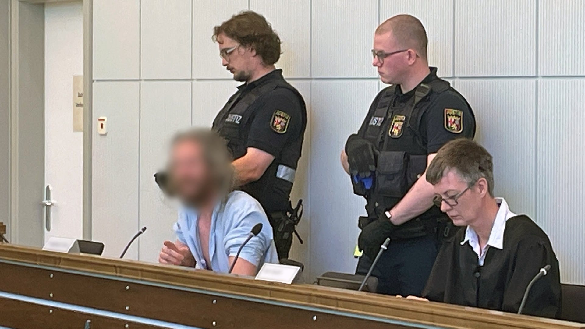 Turbulenter Prozessbeginn: Mutmaßlicher Waffenbauer brüllt im Gerichtssaal
