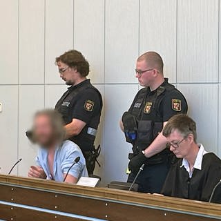 Der angeklagte Corona-Leugner und Aktivist beim Prozess am Landgericht Koblenz