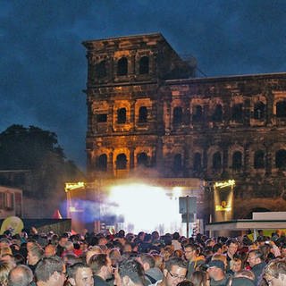 Die Bühne an der Porta Nigra beim Altstadtfest in Trier. Insgesamt gibt es acht Bühnen beim Altstadtfest 2024 in Trier. 