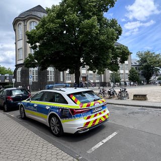 BBS Wirtschaft Trier und Polizeiauto