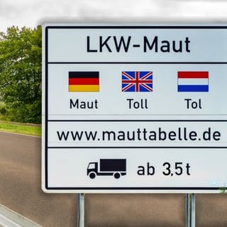 Bildmontage: LKW-Mautsäule mit Hinweisschild zur Maut - Maut-Pflicht für Fahrzeuge über 3,5 Tonnen sorgt für Ärger und Sorgen