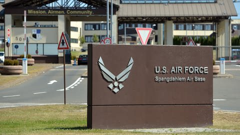 Eingang US-Luftwaffenstützpunkt Spangdahlem in der Eifel