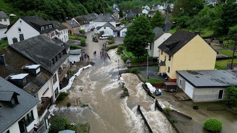 Nach dem Hochwasser in Riveris befürchten Bürger, dass sie für die Sanierung der zerstörten Hauptstraße zahlen müssen.