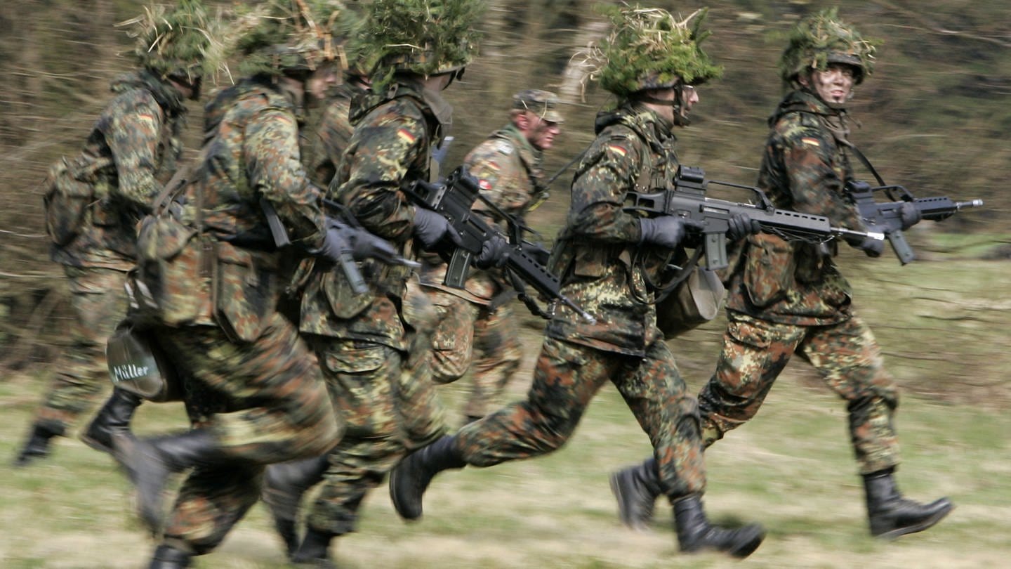 Seit die Wehrpflicht ausgesetzt wurde, hat die Bundeswehr zunehmend Probleme, junge Bewerber zu gewinnen. Deshalb gibt es jetzt Pläne für einen 
