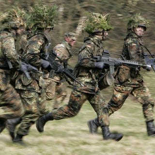 Seit die Wehrpflicht ausgesetzt wurde, hat die Bundeswehr zunehmend Probleme, junge Bewerber zu gewinnen. Deshalb gibt es jetzt Pläne für einen "neuen Wehrdienst". 